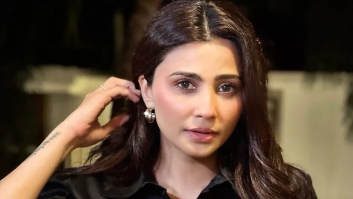 ডেইজি শাহ: ডেইজি শাহ শুরু করেছিলেন পেশাদার ডান্সার ও কোরিওগ্রাফার হিসেবে। একাধিক বলিউড ছবির গ্রুপ ডান্স সিকোয়েন্সে তাঁকে দেখা গিয়েছে। নাচের অভিজ্ঞতার জোরেই অভিনয়ে তাঁর ট্রানজিশন ছিল মসৃণ। 'রেস-৩'-এর মতো ছবিতে তাঁর স্টেজ কনফিডেন্স ও মুভমেন্ট স্কিল সকলের প্রশংসা কুড়িয়েছে।